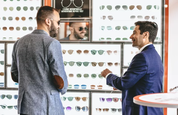 Choix d'une monture par un client de la Lunetterie Milot devant l'Espace Rayban