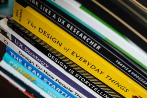 livres sur le sujet du design empilés l'un sur l'autre