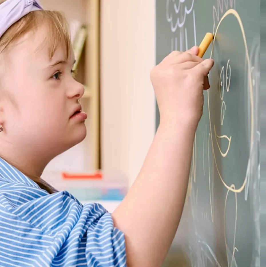 Personne handicapée dessinant sur un tableau