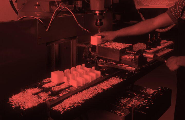 Machine pour mouleur le plastique de PlastiCompétences - Agence Chocolat